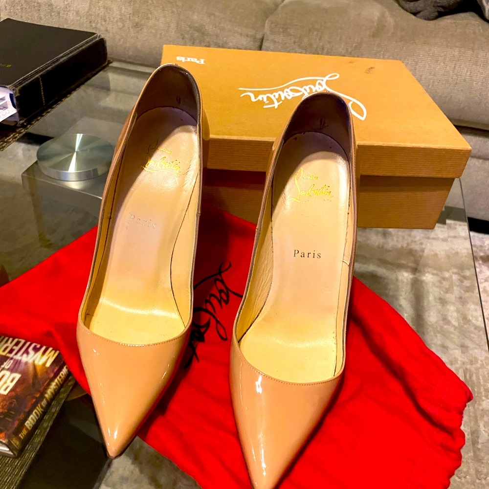 COPY - Christian Louboutin
So Kate Patent Pointed-Toe Red Sole Pump